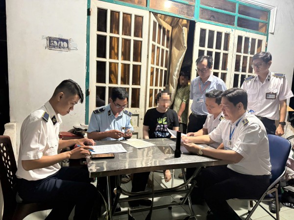 TP.HCM: Đột kích lò giết mổ gia cầm 'siêu bẩn' lúc rạng sáng