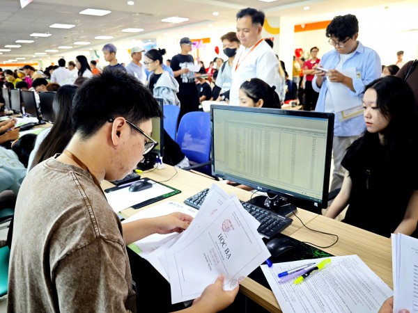 TP.HCM dùng dữ liệu học bạ, văn bằng thay hồ sơ giấy