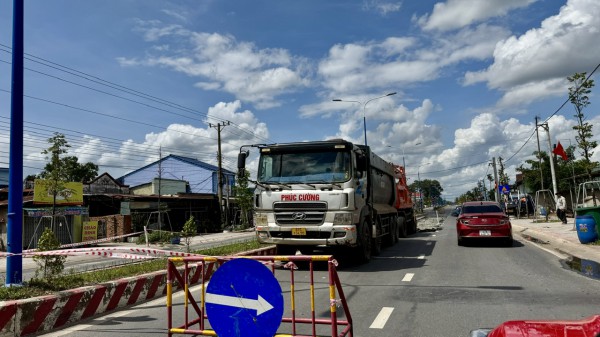TP.HCM: Đường 333 tỉ ở xã Dầu Tiếng chưa bàn giao đã phải đào bới, sửa chữa