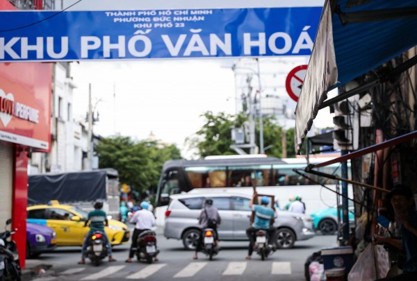 TP.HCM gấp rút xử lý biển báo 'núp lùm' TP.HCM gấp rút xử lý biển báo 'núp lùm'