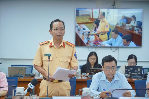 TP.HCM gấp rút xử lý biển báo 'núp lùm' TP.HCM gấp rút xử lý biển báo 'núp lùm'