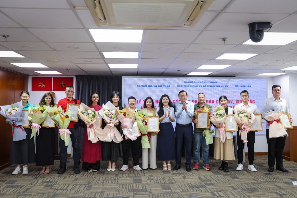 TP.HCM khen thưởng 10 tác phẩm xuất sắc của Báo Thanh Niên TP.HCM khen thưởng 10 tác phẩm xuất sắc của Báo Thanh Niên