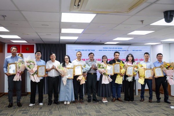 TP.HCM khen thưởng 10 tác phẩm xuất sắc của Báo Thanh Niên TP.HCM khen thưởng 10 tác phẩm xuất sắc của Báo Thanh Niên