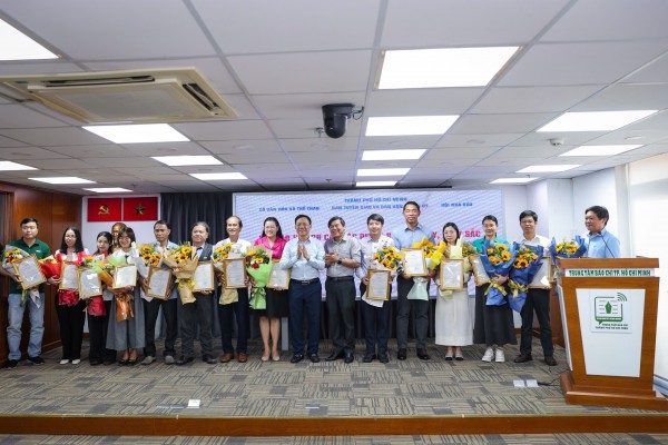 TP.HCM khen thưởng 10 tác phẩm xuất sắc của Báo Thanh Niên TP.HCM khen thưởng 10 tác phẩm xuất sắc của Báo Thanh Niên