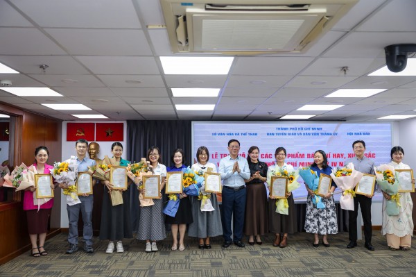 TP.HCM khen thưởng 10 tác phẩm xuất sắc của Báo Thanh Niên TP.HCM khen thưởng 10 tác phẩm xuất sắc của Báo Thanh Niên