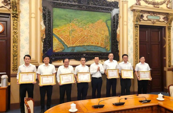 TP.HCM khen thưởng 10 tập thể, cá nhân tham mưu miễn giấy phép xây dựng TP.HCM khen thưởng 10 tập thể, cá nhân tham mưu miễn giấy phép xây dựng