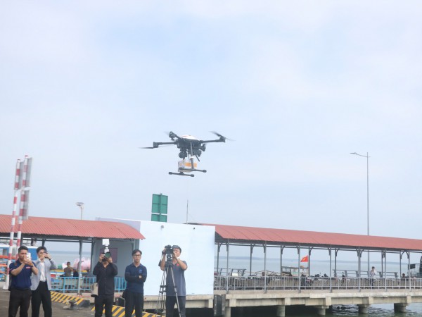 TP.HCM lần đầu tiên giao hàng vượt biển bằng thiết bị bay không người lái TP.HCM lần đầu tiên giao hàng vượt biển bằng thiết bị bay không người lái