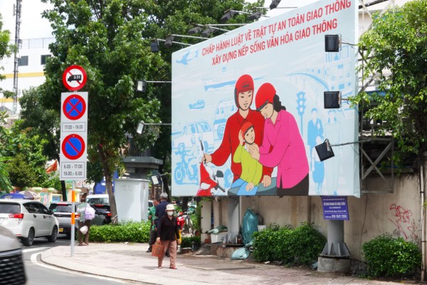 TP.HCM muốn tháo dỡ hàng loạt biển quảng cáo lấn chiếm vỉa hè TP.HCM muốn tháo dỡ hàng loạt biển quảng cáo lấn chiếm vỉa hè
