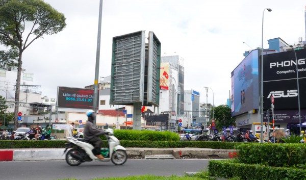 TP.HCM muốn tháo dỡ hàng loạt biển quảng cáo lấn chiếm vỉa hè TP.HCM muốn tháo dỡ hàng loạt biển quảng cáo lấn chiếm vỉa hè