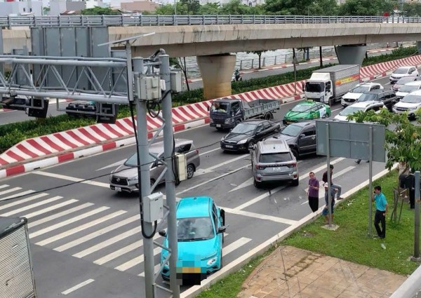 TP.HCM: Ô tô nổ lốp gây tai nạn liên hoàn trên đường Võ Văn Kiệt TP.HCM: Ô tô nổ lốp gây tai nạn liên hoàn trên đường Võ Văn Kiệt
