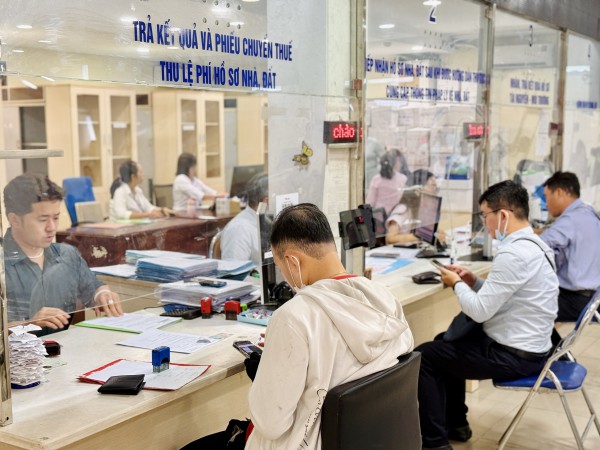 TP.HCM tận tụy hướng dẫn người dân làm thủ tục hành chính trong ngày đầu sáp nhập TP.HCM tận tụy hướng dẫn người dân làm thủ tục hành chính trong ngày đầu sáp nhập