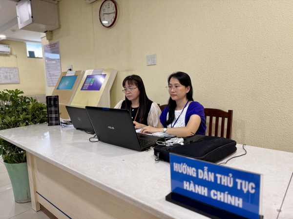 TP.HCM tận tụy hướng dẫn người dân làm thủ tục hành chính trong ngày đầu sáp nhập TP.HCM tận tụy hướng dẫn người dân làm thủ tục hành chính trong ngày đầu sáp nhập