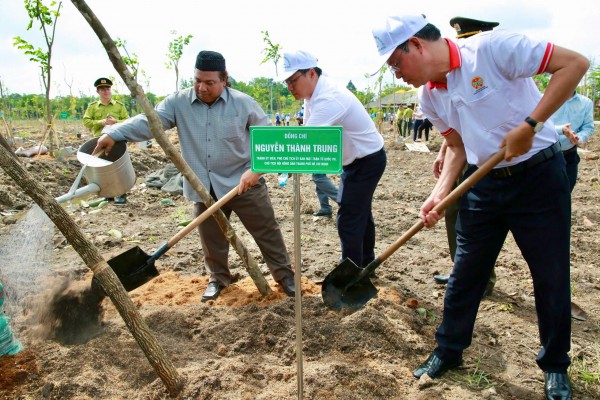 TP.HCM tổ chức trồng cây mừng sinh nhật Bác TP.HCM tổ chức trồng cây mừng sinh nhật Bác