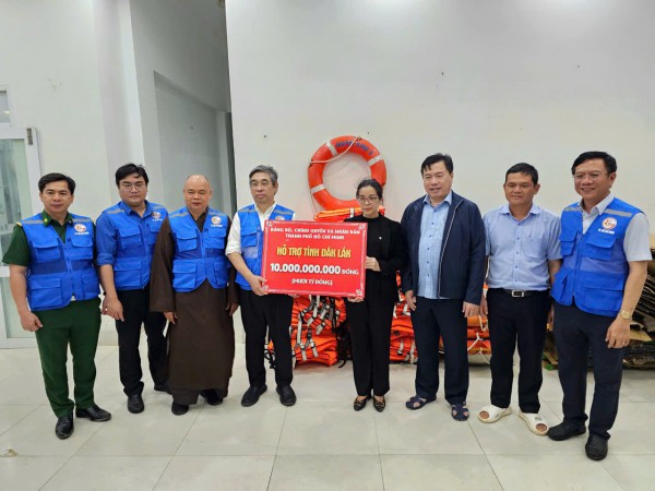 TP.HCM trao 10 tỉ đồng, 500 tấn hàng hóa hỗ trợ Đắk Lắk