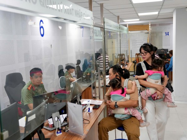 TP.HCM vận hành chính quyền 2 cấp: Người dân xếp hàng từ sớm làm hộ chiếu TP.HCM vận hành chính quyền 2 cấp: Người dân xếp hàng từ sớm làm hộ chiếu