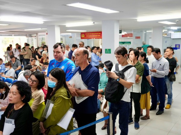 TP.HCM vận hành chính quyền 2 cấp: Người dân xếp hàng từ sớm làm hộ chiếu TP.HCM vận hành chính quyền 2 cấp: Người dân xếp hàng từ sớm làm hộ chiếu