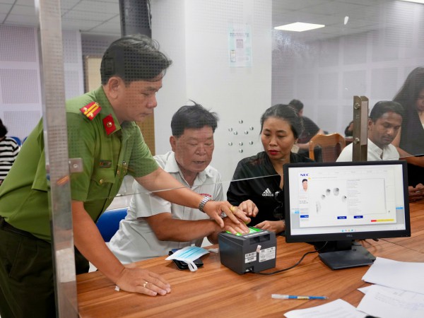 TP.HCM vận hành chính quyền 2 cấp: Người dân xếp hàng từ sớm làm hộ chiếu TP.HCM vận hành chính quyền 2 cấp: Người dân xếp hàng từ sớm làm hộ chiếu