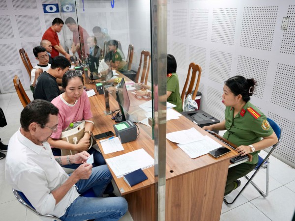 TP.HCM vận hành chính quyền 2 cấp: Người dân xếp hàng từ sớm làm hộ chiếu TP.HCM vận hành chính quyền 2 cấp: Người dân xếp hàng từ sớm làm hộ chiếu