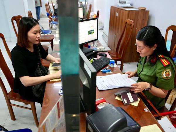 TP.HCM vận hành chính quyền 2 cấp: Người dân xếp hàng từ sớm làm hộ chiếu TP.HCM vận hành chính quyền 2 cấp: Người dân xếp hàng từ sớm làm hộ chiếu