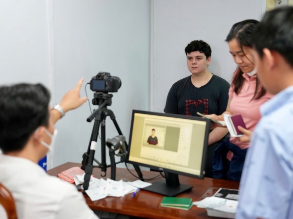 TP.HCM vận hành chính quyền 2 cấp: Người dân xếp hàng từ sớm làm hộ chiếu TP.HCM vận hành chính quyền 2 cấp: Người dân xếp hàng từ sớm làm hộ chiếu