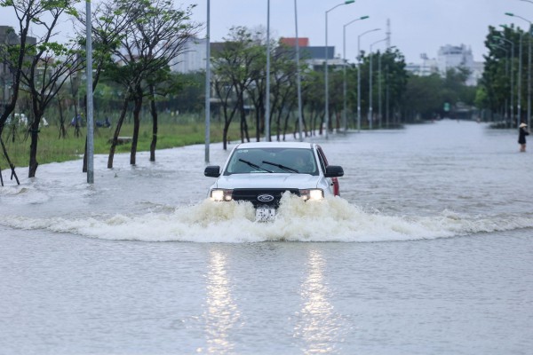 TP.Huế: Cố băng qua những đoạn ngập lụt, xe chết máy la liệt