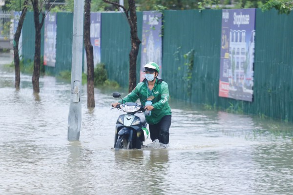 TP.Huế: Cố băng qua những đoạn ngập lụt, xe chết máy la liệt