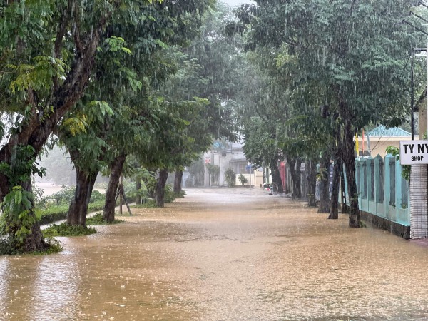 TP.Huế: Lũ ở nội đô đang rút dần, hạ du vẫn ngập sâu