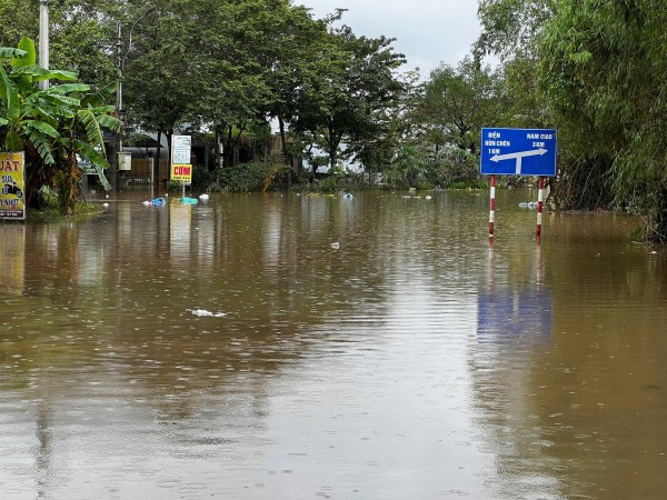 TP.Huế: Lũ ở nội đô đang rút dần, hạ du vẫn ngập sâu