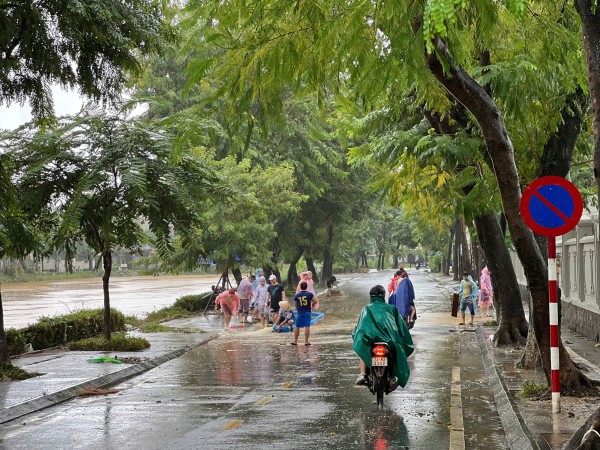 TP.Huế: Lũ ở nội đô đang rút dần, hạ du vẫn ngập sâu