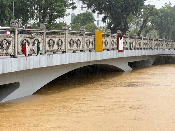 TP.Huế: Lũ ở nội đô đang rút dần, hạ du vẫn ngập sâu