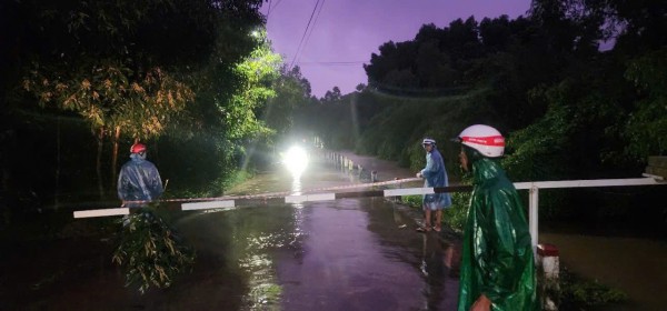 TP.Huế: Taxi bị nước lũ cuốn trôi, tài xế và hành khách kịp thoát hiểm TP.Huế: Taxi bị nước lũ cuốn trôi, tài xế và hành khách kịp thoát hiểm