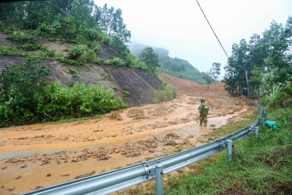 TP.Huế: Tỉnh lộ 14B sạt lở nghiêm trọng, hàng ngàn hộ dân bị chia cắt TP.Huế: Tỉnh lộ 14B sạt lở nghiêm trọng, hàng ngàn hộ dân bị chia cắt
