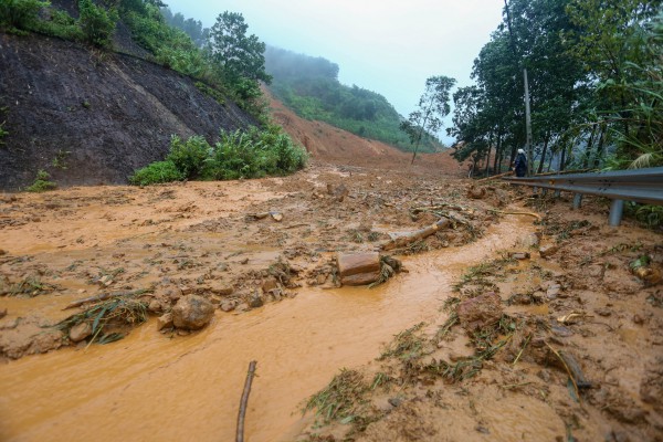 TP.Huế: Tỉnh lộ 14B sạt lở nghiêm trọng, hàng ngàn hộ dân bị chia cắt TP.Huế: Tỉnh lộ 14B sạt lở nghiêm trọng, hàng ngàn hộ dân bị chia cắt
