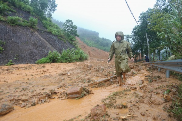 TP.Huế: Tỉnh lộ 14B sạt lở nghiêm trọng, hàng ngàn hộ dân bị chia cắt TP.Huế: Tỉnh lộ 14B sạt lở nghiêm trọng, hàng ngàn hộ dân bị chia cắt