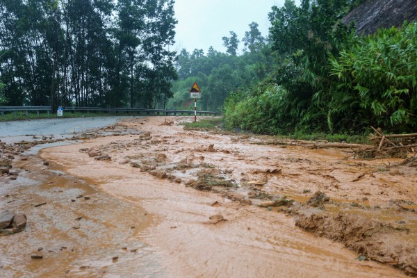 TP.Huế: Tỉnh lộ 14B sạt lở nghiêm trọng, hàng ngàn hộ dân bị chia cắt TP.Huế: Tỉnh lộ 14B sạt lở nghiêm trọng, hàng ngàn hộ dân bị chia cắt