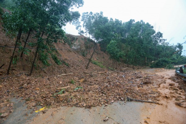 TP.Huế: Tỉnh lộ 14B sạt lở nghiêm trọng, hàng ngàn hộ dân bị chia cắt TP.Huế: Tỉnh lộ 14B sạt lở nghiêm trọng, hàng ngàn hộ dân bị chia cắt