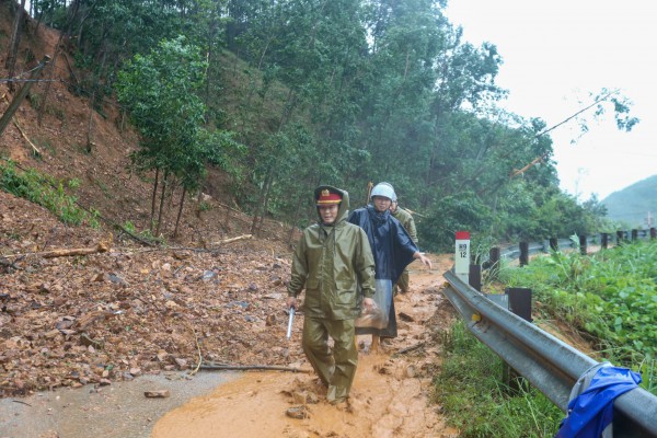 TP.Huế: Tỉnh lộ 14B sạt lở nghiêm trọng, hàng ngàn hộ dân bị chia cắt TP.Huế: Tỉnh lộ 14B sạt lở nghiêm trọng, hàng ngàn hộ dân bị chia cắt