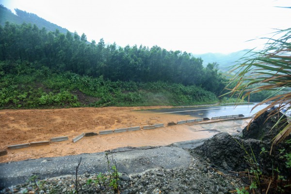 TP.Huế: Tỉnh lộ 14B sạt lở nghiêm trọng, hàng ngàn hộ dân bị chia cắt TP.Huế: Tỉnh lộ 14B sạt lở nghiêm trọng, hàng ngàn hộ dân bị chia cắt