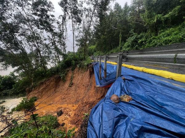 TP.Huế: Xói lở nghiêm trọng quốc lộ 49 dọc sông Hương TP.Huế: Xói lở nghiêm trọng quốc lộ 49 dọc sông Hương