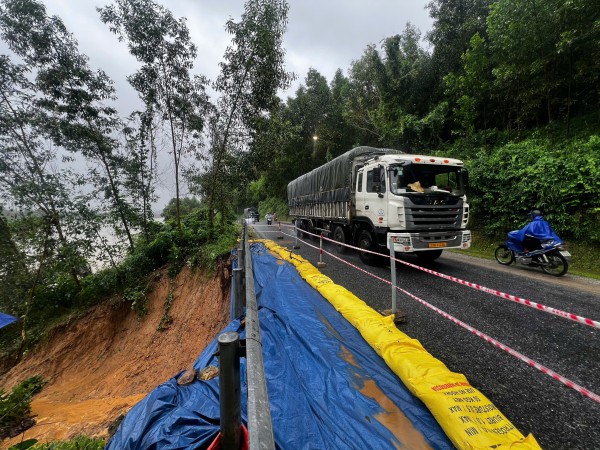 TP.Huế: Xói lở nghiêm trọng quốc lộ 49 dọc sông Hương TP.Huế: Xói lở nghiêm trọng quốc lộ 49 dọc sông Hương