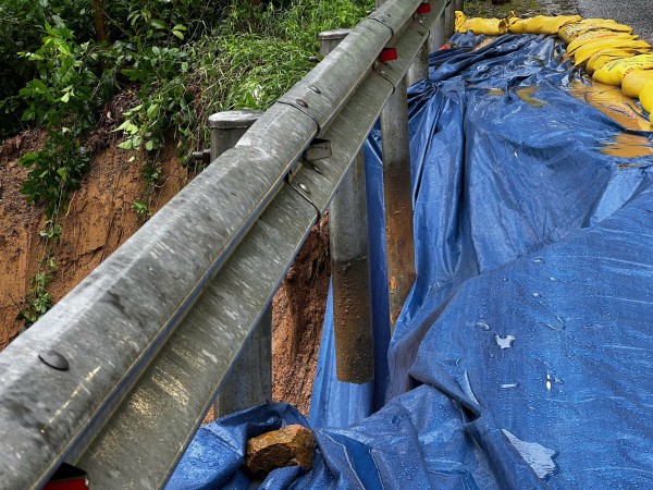 TP.Huế: Xói lở nghiêm trọng quốc lộ 49 dọc sông Hương TP.Huế: Xói lở nghiêm trọng quốc lộ 49 dọc sông Hương