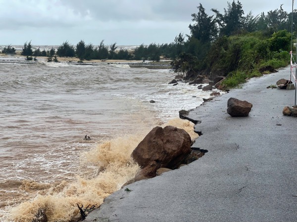 TP.Huế: Xói lở nghiêm trọng quốc lộ 49 dọc sông Hương TP.Huế: Xói lở nghiêm trọng quốc lộ 49 dọc sông Hương