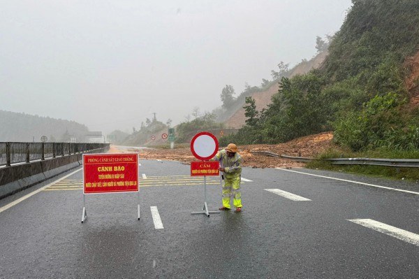 TP.Huế ngập diện rộng, miền núi sạt lở nghiêm trọng TP.Huế ngập diện rộng, miền núi sạt lở nghiêm trọng