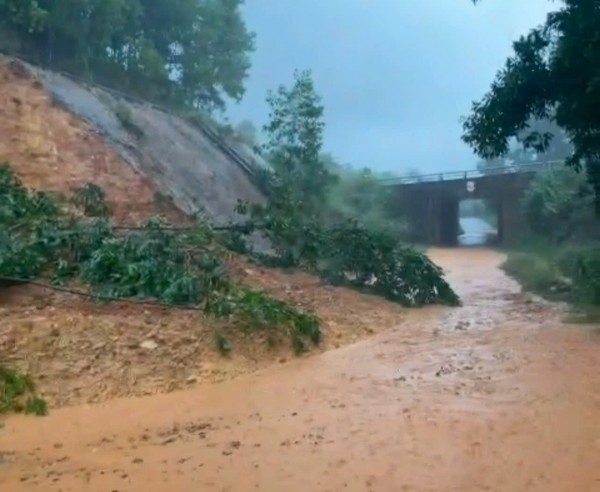TP.Huế ngập diện rộng, miền núi sạt lở nghiêm trọng TP.Huế ngập diện rộng, miền núi sạt lở nghiêm trọng