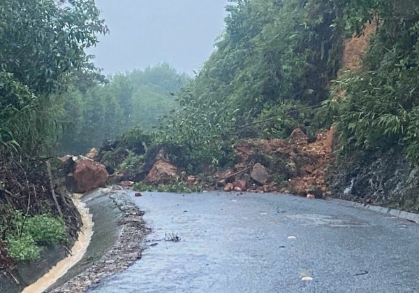 TP.Huế ngập diện rộng, miền núi sạt lở nghiêm trọng TP.Huế ngập diện rộng, miền núi sạt lở nghiêm trọng