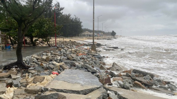 TP.Huế sạt lở nhiều nơi, bờ biển bị xâm thực sâu TP.Huế sạt lở nhiều nơi, bờ biển bị xâm thực sâu