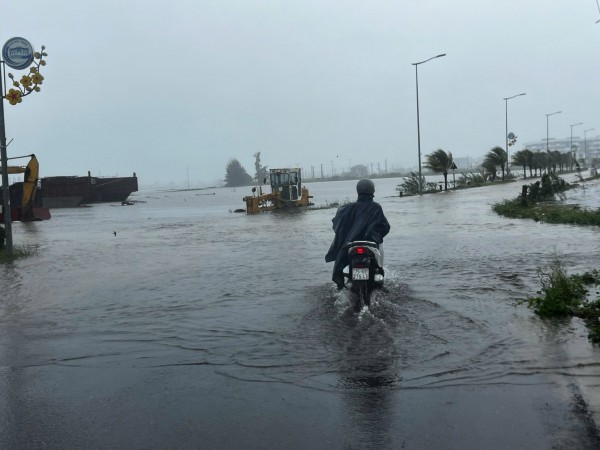 TP.Huế sạt lở nhiều nơi, bờ biển bị xâm thực sâu TP.Huế sạt lở nhiều nơi, bờ biển bị xâm thực sâu