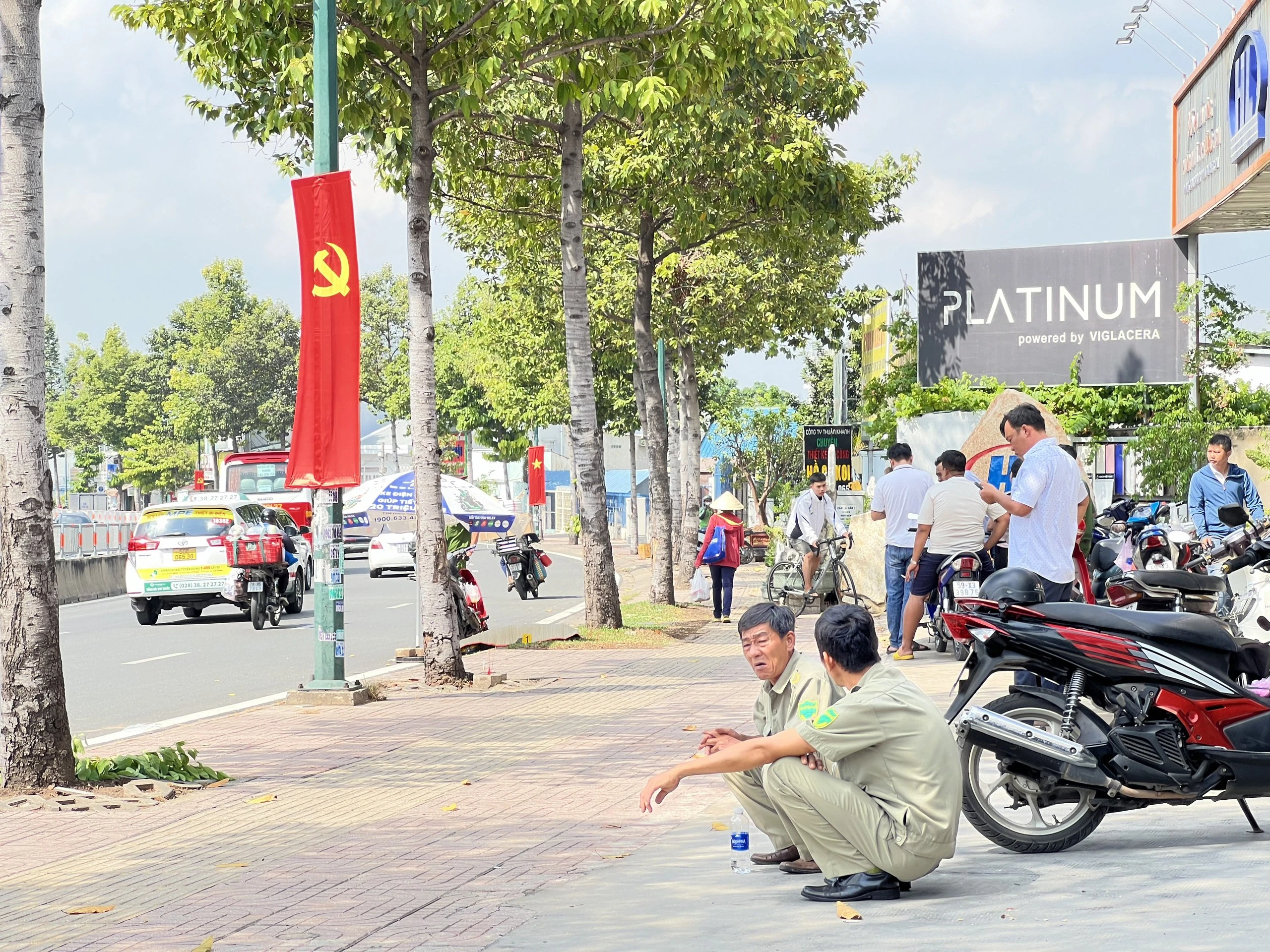TP.Thủ Đức: Phát hiện người đàn ông tử vong bên lề đường Phạm Văn Đồng