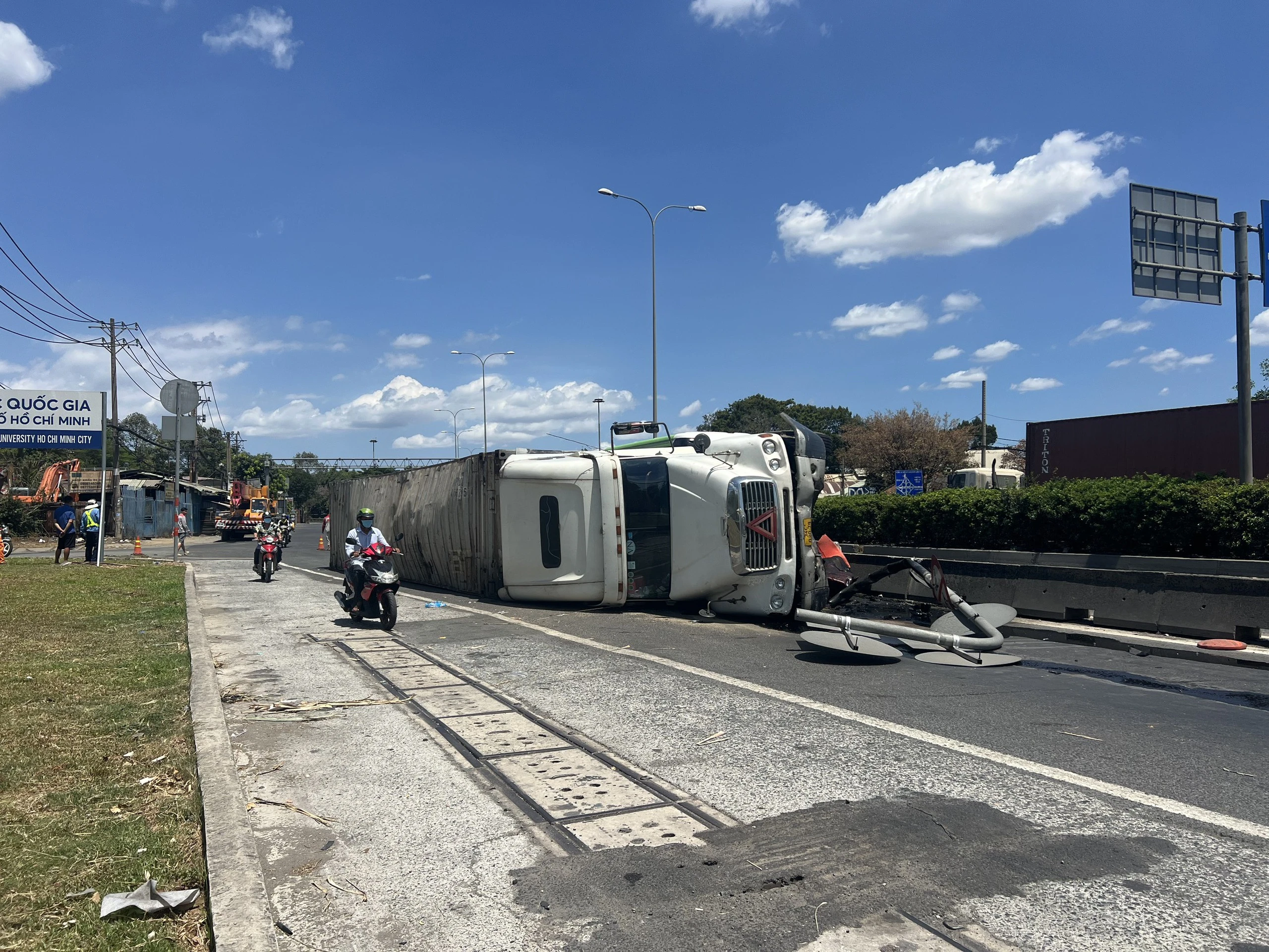 TP.Thủ Đức: Xe container tông nát dải phân cách rồi ngã nhào ở cầu vượt Trạm 2