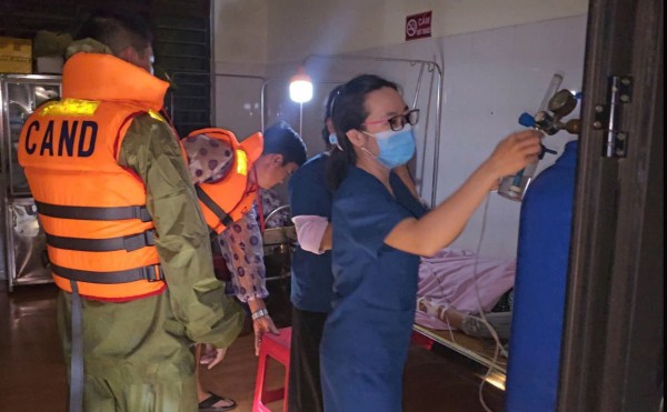 TP.Đà Nẵng: Công an vượt lũ, mang bình ô xy cho Mẹ Việt Nam anh hùng